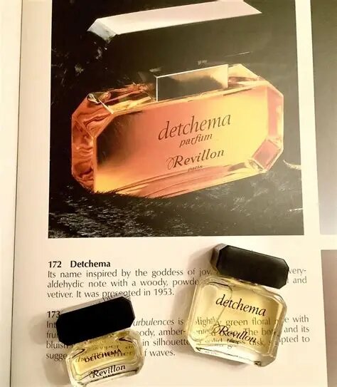 Флаконы духов Дечема (Источник: fragrantica.ru)