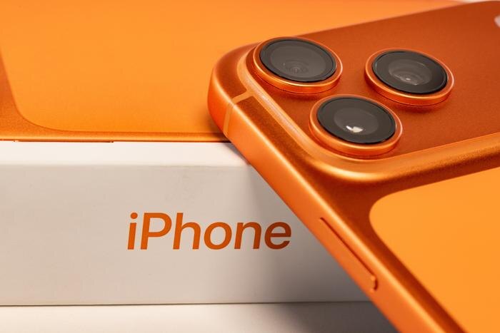 iPhone 18 Pro Max — интрига с ценой в России и настоящая ёмкость аккумулятора. Обложка © Shutterstock / FOTODOM / Lukas Gojda