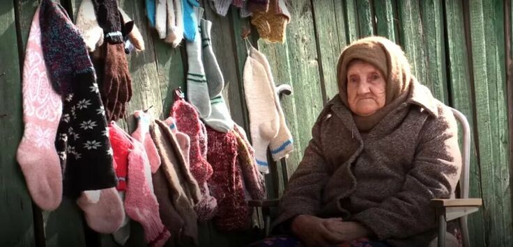  источник фото ru.pinterest.com «Пенсии не хватало — старики торговали чем могли».