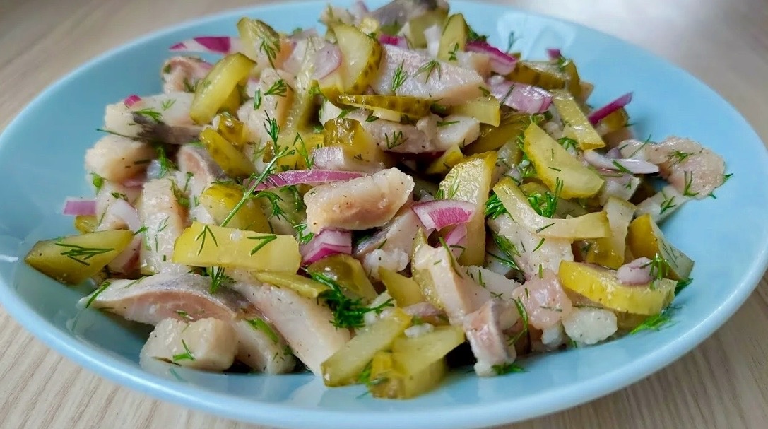 Салат из маринованной скумбрии «По-Дальневосточному».