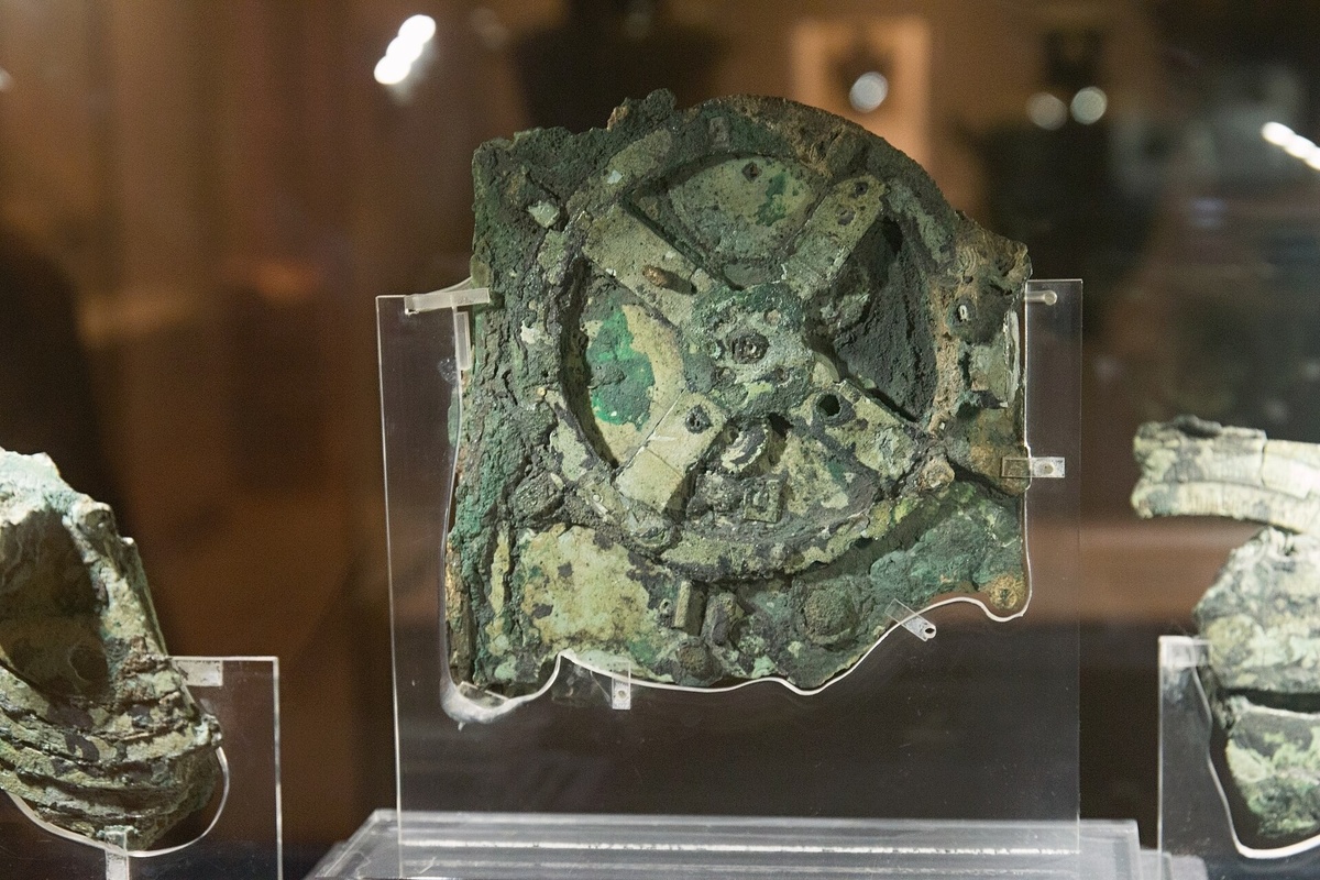 Автор: Zde / Лицензия: CC BY-SA 4.0 / Источник: https://commons.wikimedia.org/wiki/File:Mechanism_of_Antikythera,_150-100_BC,_NAMA,_191435.jpg
