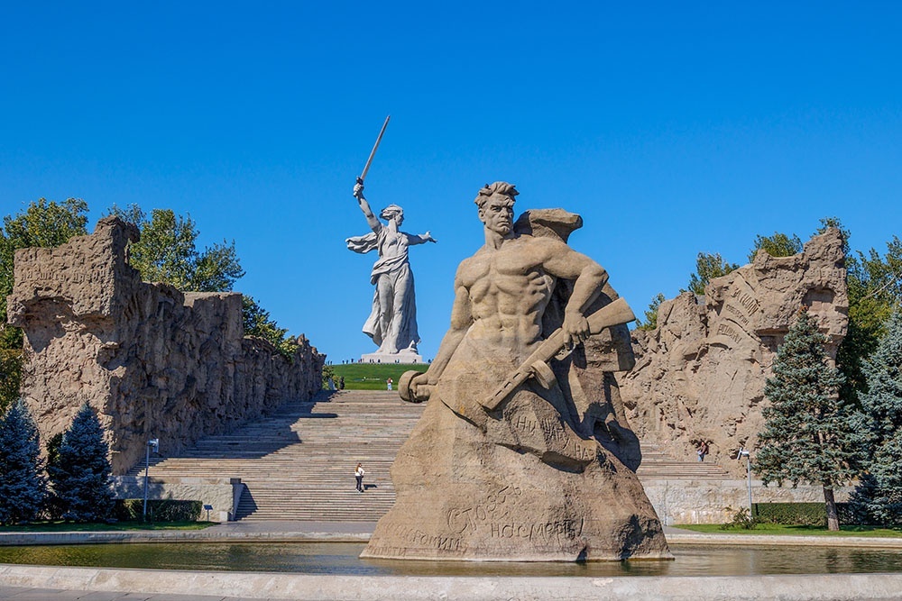    Мамаев курган. Скульптура "Родина-мать зовет!" мемориального комплекса "Героям Сталинградской битвы". На первом плане - скульптура "Стоять насмерть". Скульптор - Евгений Вучетич. / Фото: Дмитрий Рогулин/ТАСС