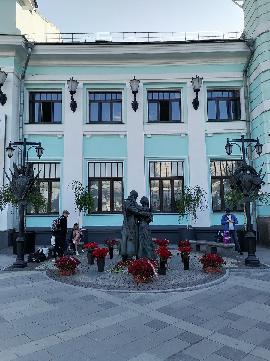 16.05.2026, Москва, Белорусский вокзал, 07.16, памятник "Прощание славянки", +15. Солнце светит ярко.