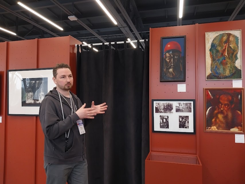 Для нас экскурсию провел томский художник Николай Исаев.  