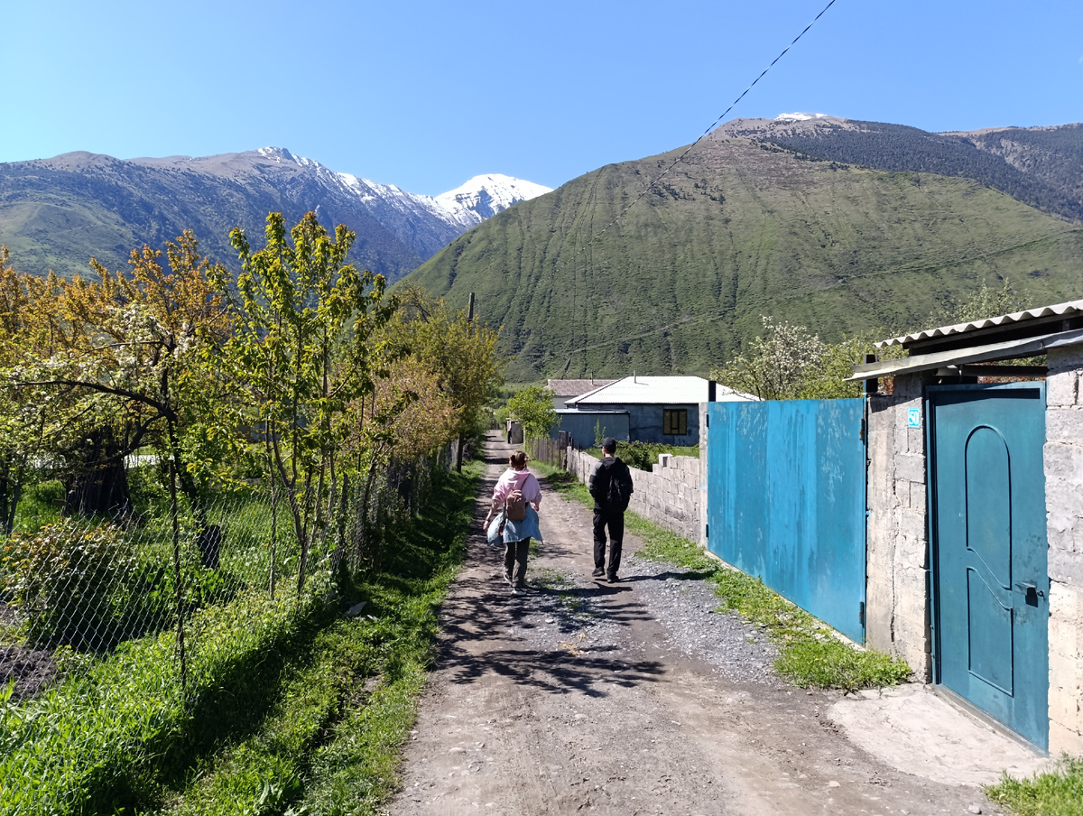 Путь начинается по обычным сельским улочкам.