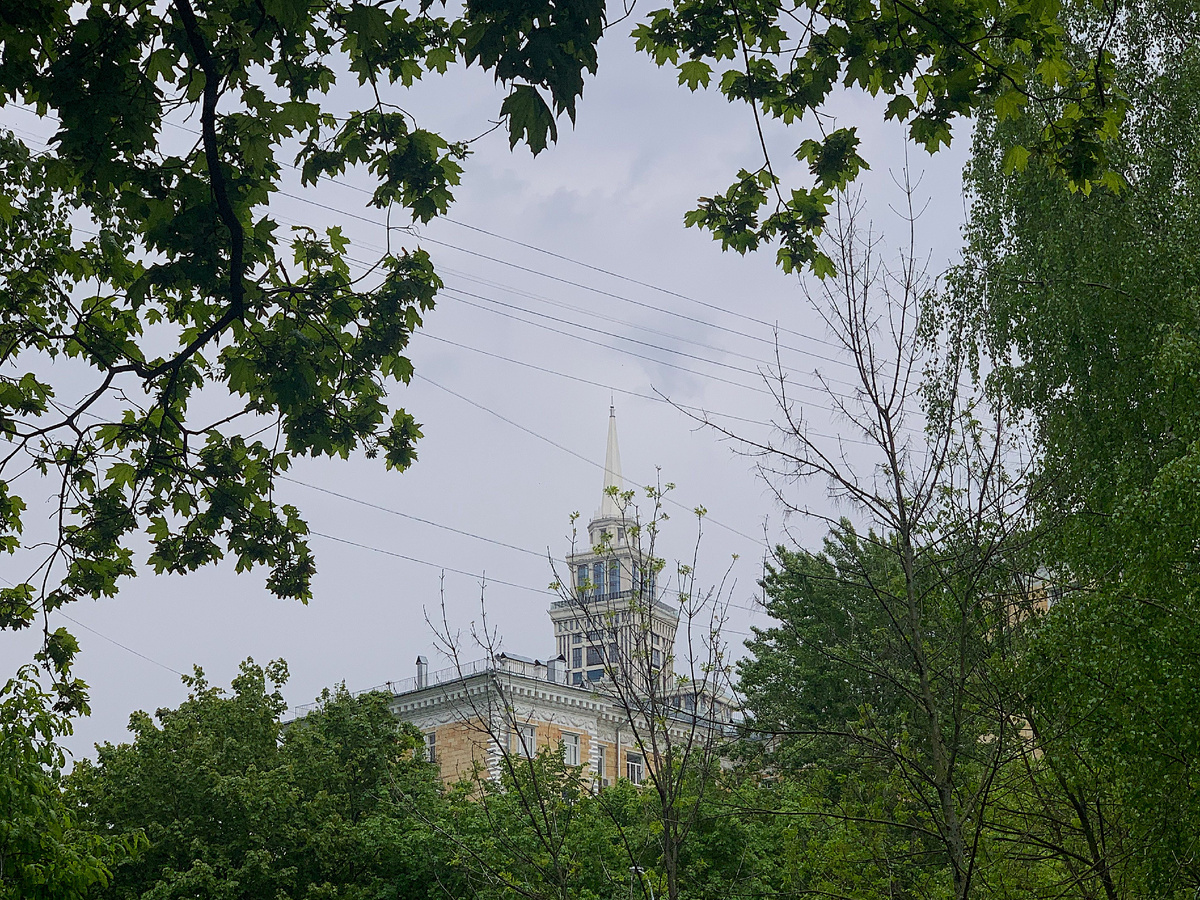 Вид на жилой комплекс "Триумф палас". Листайте фото - стрелочка справа.