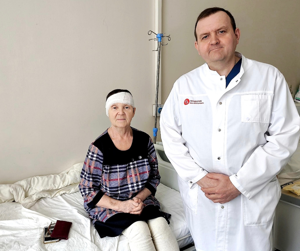 Татьяна Ивановна после операции чувствует себя хорошо. На фото — с врачом-нейрохирургом Иваном Пендюриным 