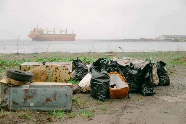    Кроме обычного мусора, на берегу валялись крупные обломки. Фото: Пресс-служба АО "Аэровокзал Южно-Сахалиск"