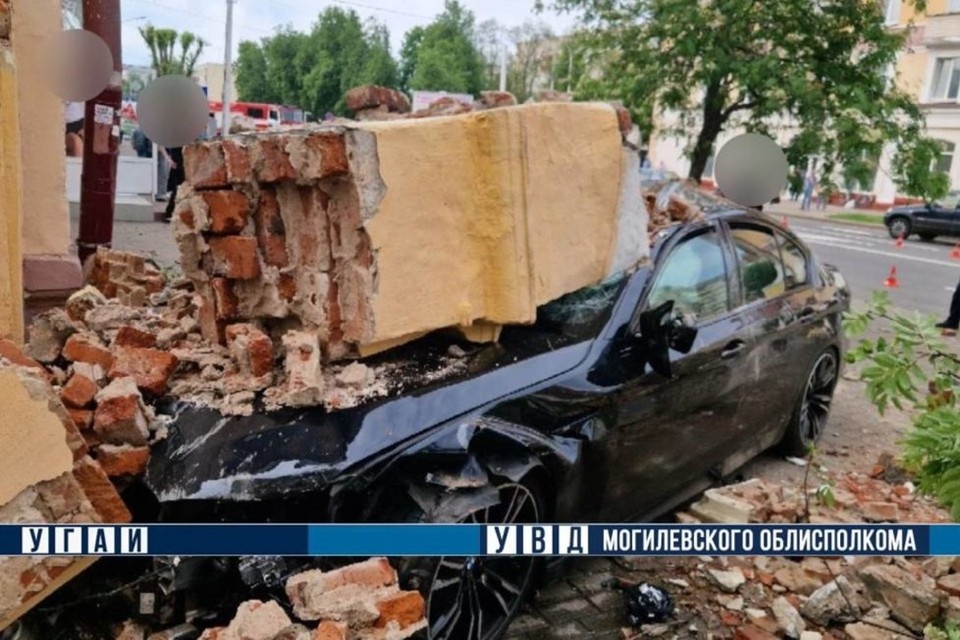    В Бобруйске после ДТП автомобиль BWM врезался в здание. Фото: телеграм-канал УВД Могилевского облисполкома