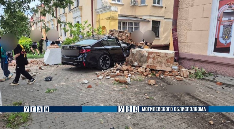    В Бобруйске после ДТП автомобиль BWM врезался в здание. Фото: телеграм-канал УВД Могилевского облисполкома