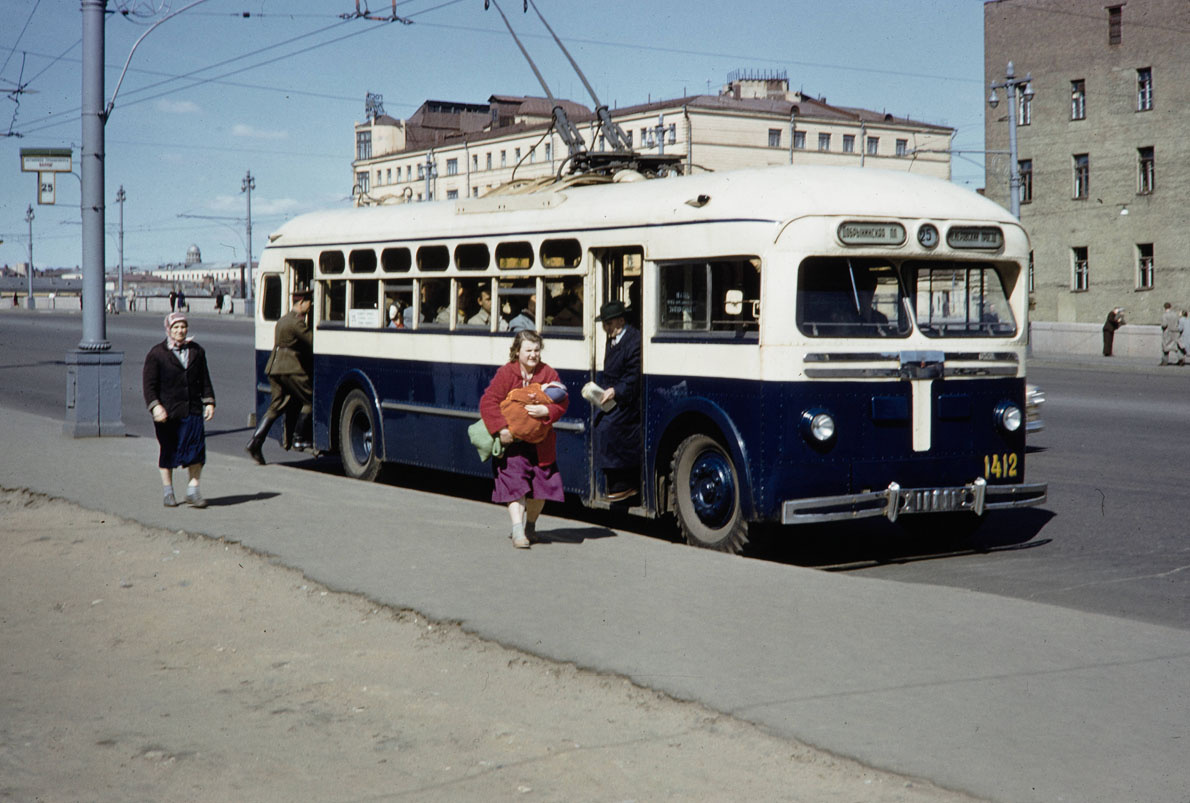 Троллейбус №25 на улице Балчуг, 1959. Автор фото: Harrison Forman. С сайта https://transphoto.org
