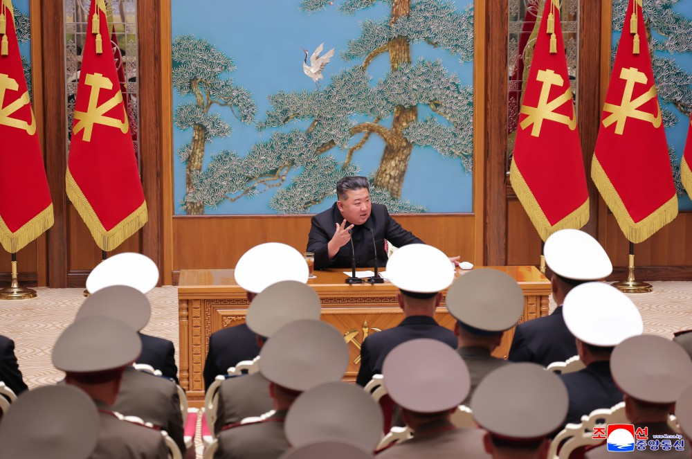   Лидер КНДР Ким Чен Ын на встрече с военными, фото: kcna.kp