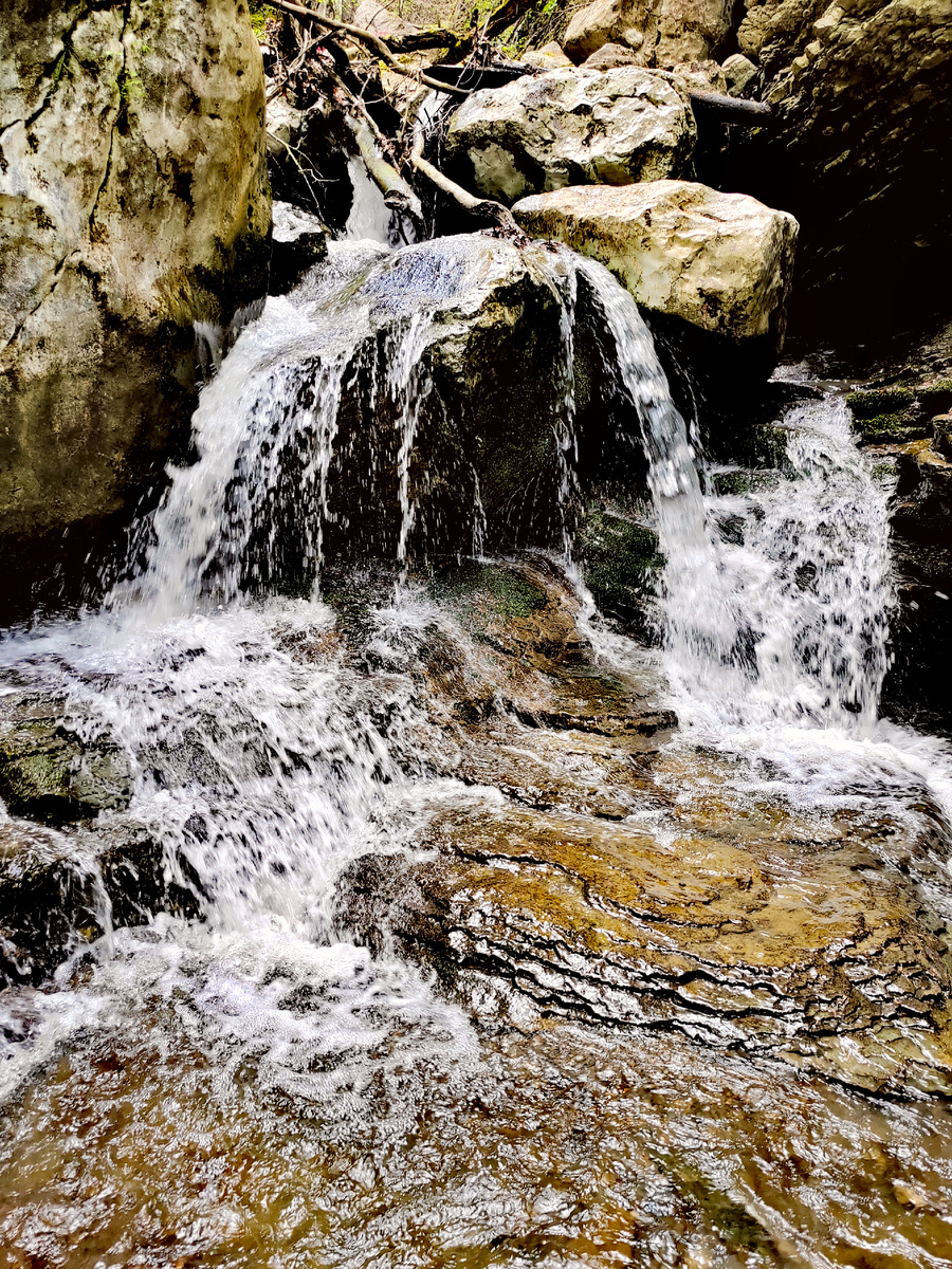 Небольшой водопад на горном ручье. Псебай. Фото автора 