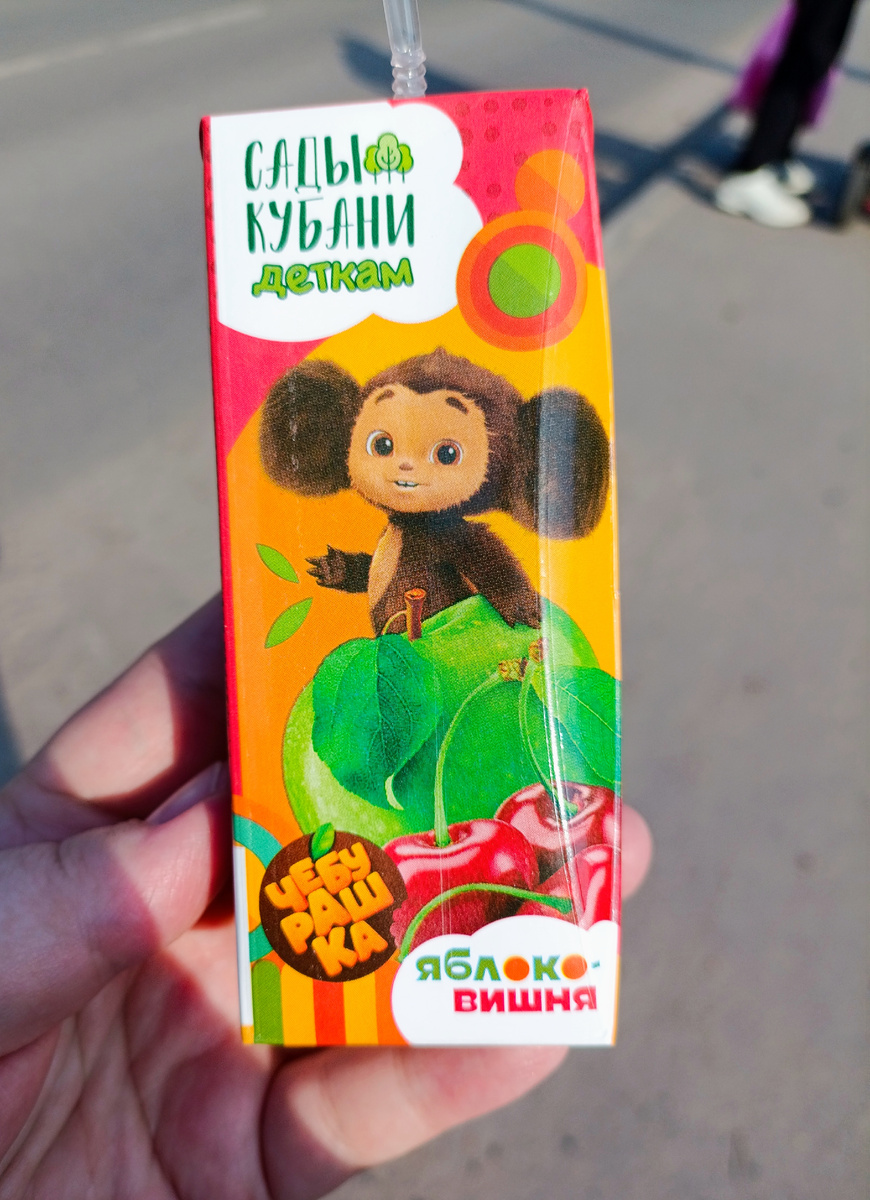Сок на прогулке для дочки 