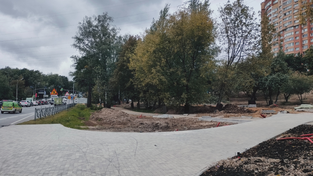 Сквер «Яблоневый сад». Август 2025-го. Во всю ведутся работу по благоустроству