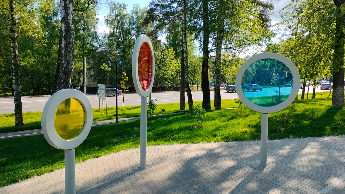 Светофильтры. Схожая инсталляция установлена на смотровой площадке возле скейт-парка, на тот момент там было много отдыхающих, а потому её запечатлеть не удалось