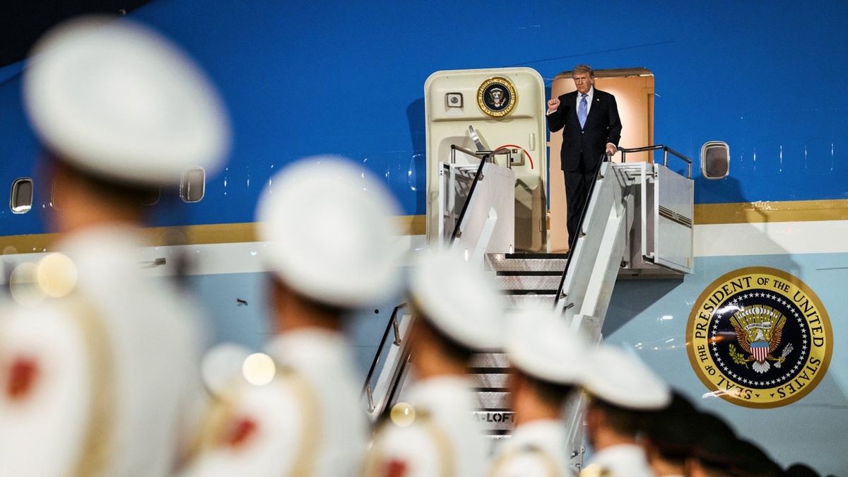    Президент США всё-таки прилетел в Китай.