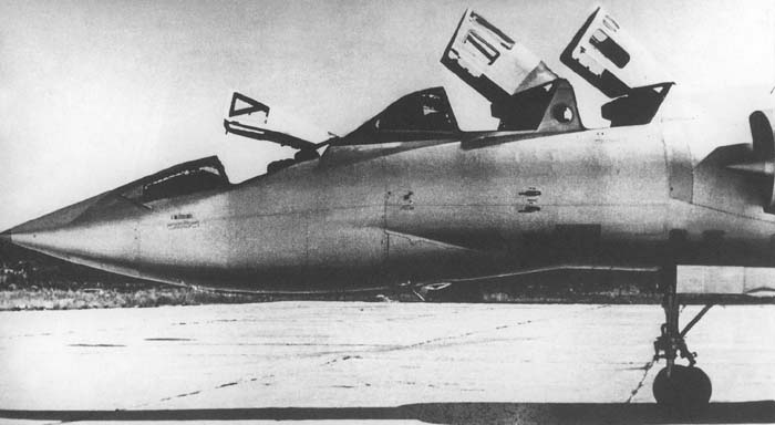 Все три кабины Ту-128УТ с поднятыми фонарями