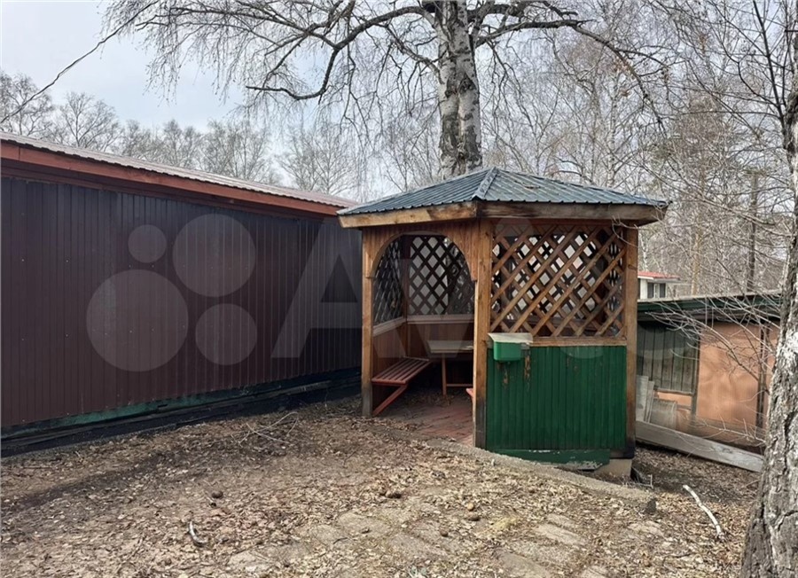 Беседка на территории участка рядом с хозяйственной постройкой
Фото: avito.ru
