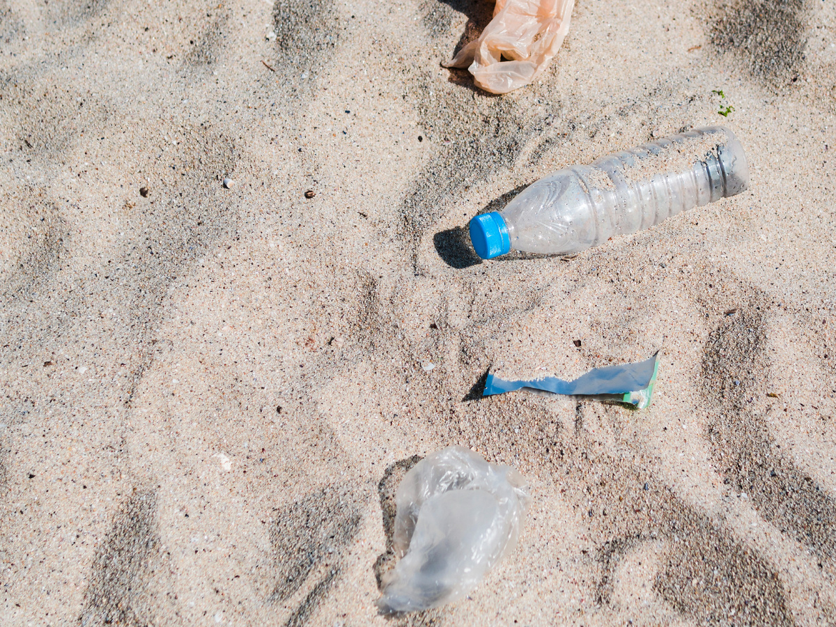 <a href="https://www.magnific.com/free-photo/overhead-view-plastic-trash-sand-beach_5162547.htm">Image by freepik</a>