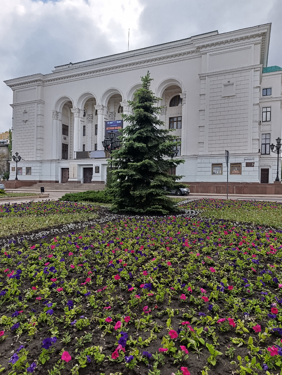 Возле Театра Оперы и Балета очень красивые клумбы.