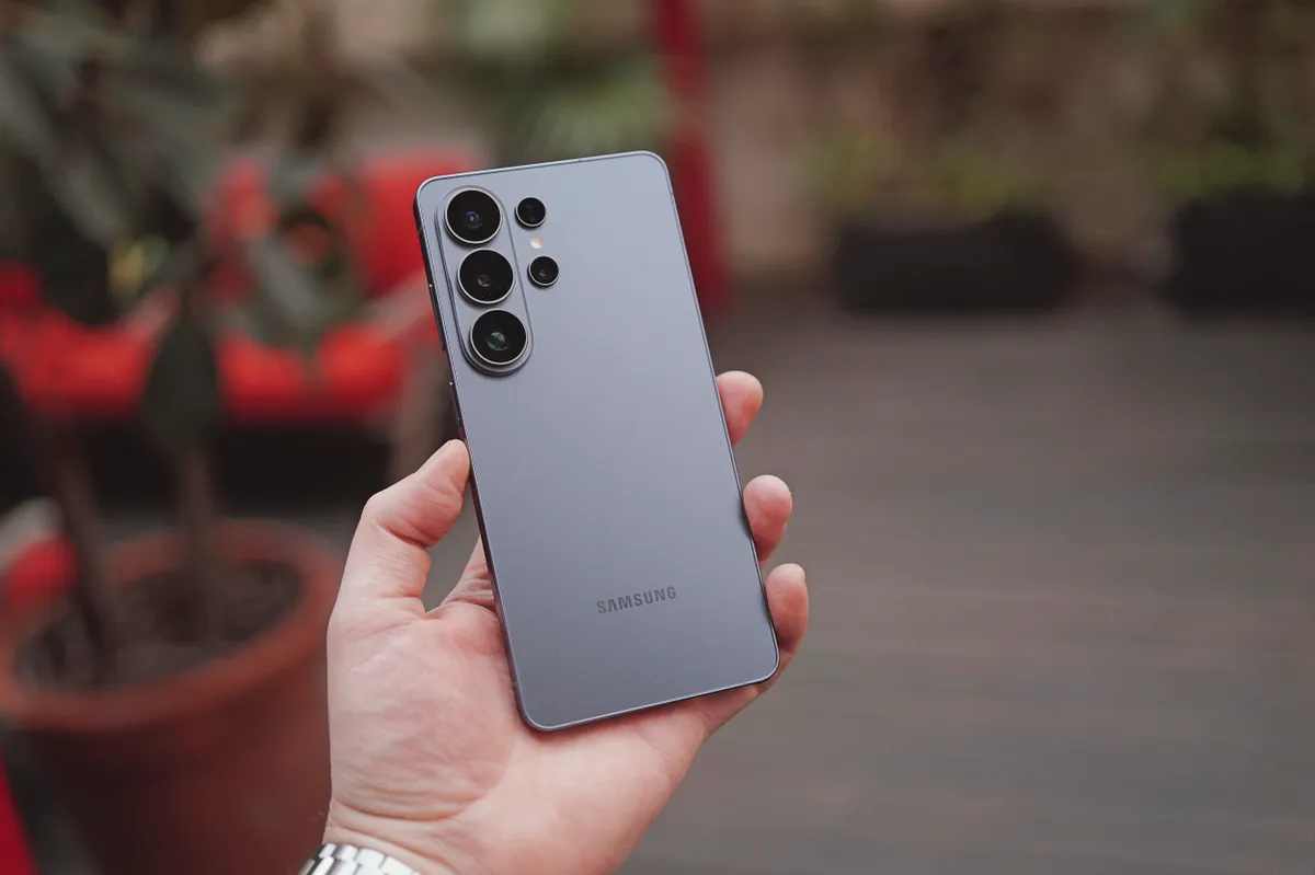 Новый флагманский смартфон Samsung Galaxy S26 Ultra с большими камерами на задней панели