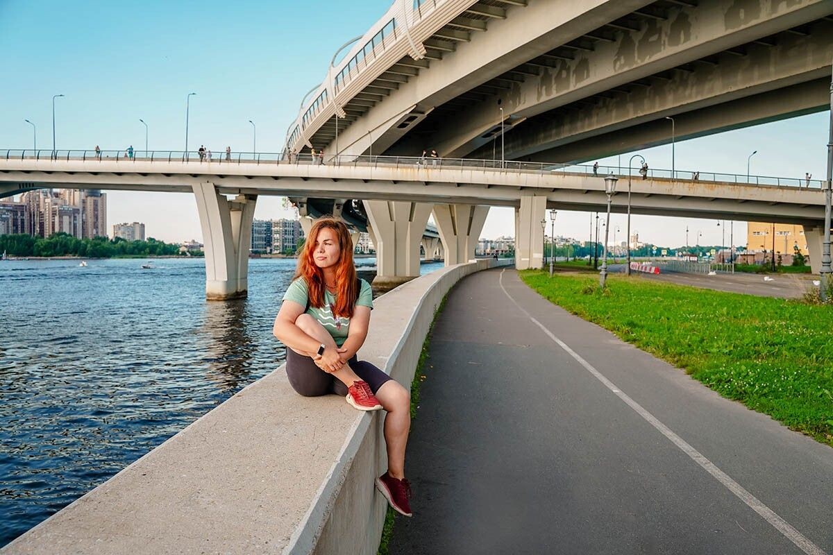 Летний Петербург лучше всего узнавать у воды, мостов, парков и городских площадок. Источник: Ivanova Ksenia / Shutterstock / FOTODOM📷

