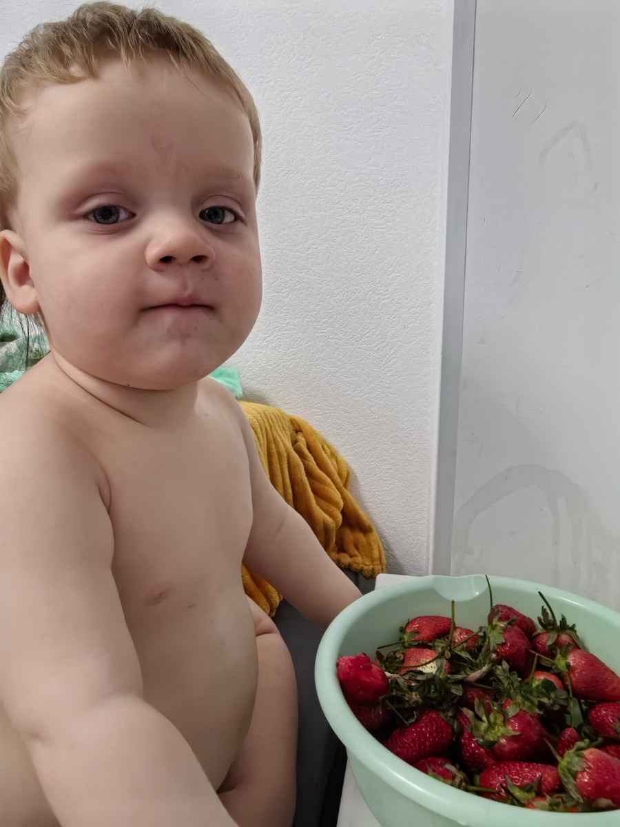 Мы не скажем, кто раньше размазал клубнику по окну ;)