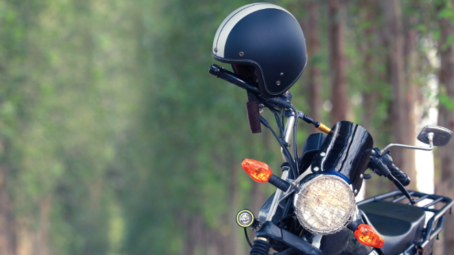 Фото: https://www.magnific.com/free-photo/helmet-with-vintage-motorcycle_5598100.htm#