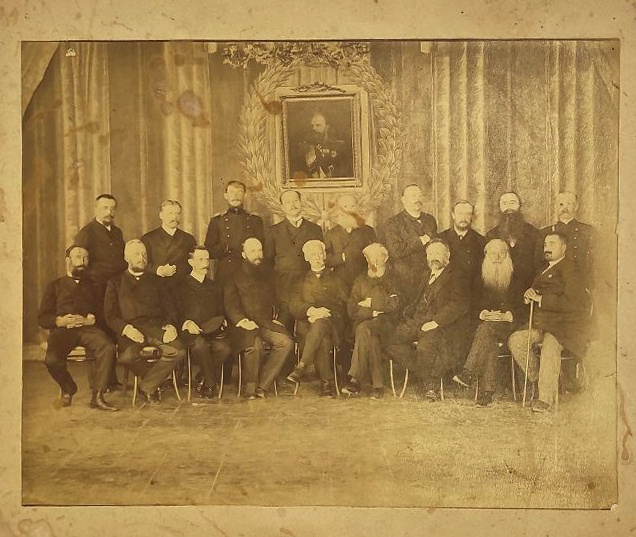Члены земской Управы Бежецкого уезда Тверской губернии. 1900 (?) ГИМ. Атрибуция фото в Госкаталоге вызывает сомнение. Вероятно, фото сделано ранее 1900 года, запечатлены не только члены Управы (их было всего трое), но и гласные. 
