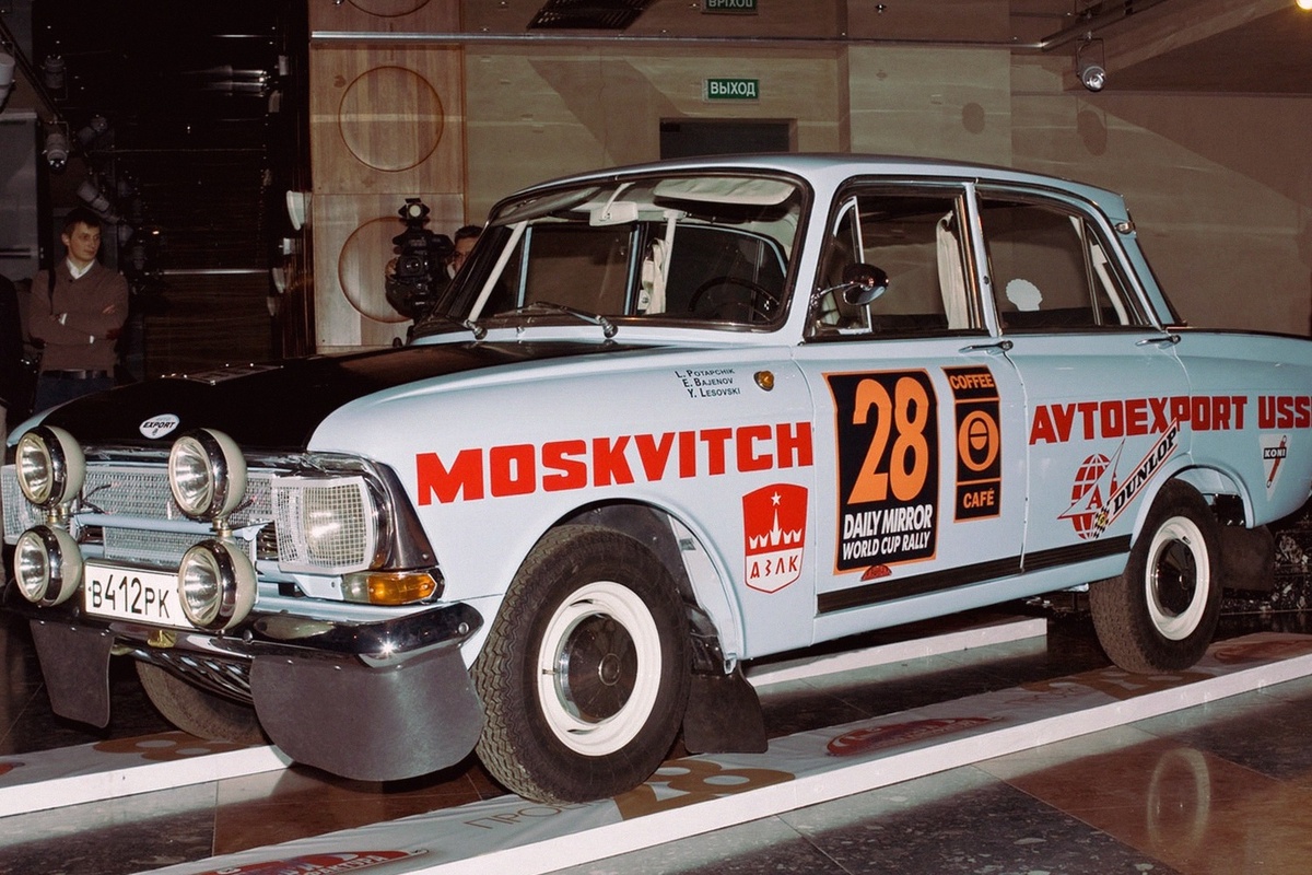 Москвич-412 с номером 28 - участник ралли Лондон-Мехико 1970 года. Эта машина прошла почти 26 000 км
