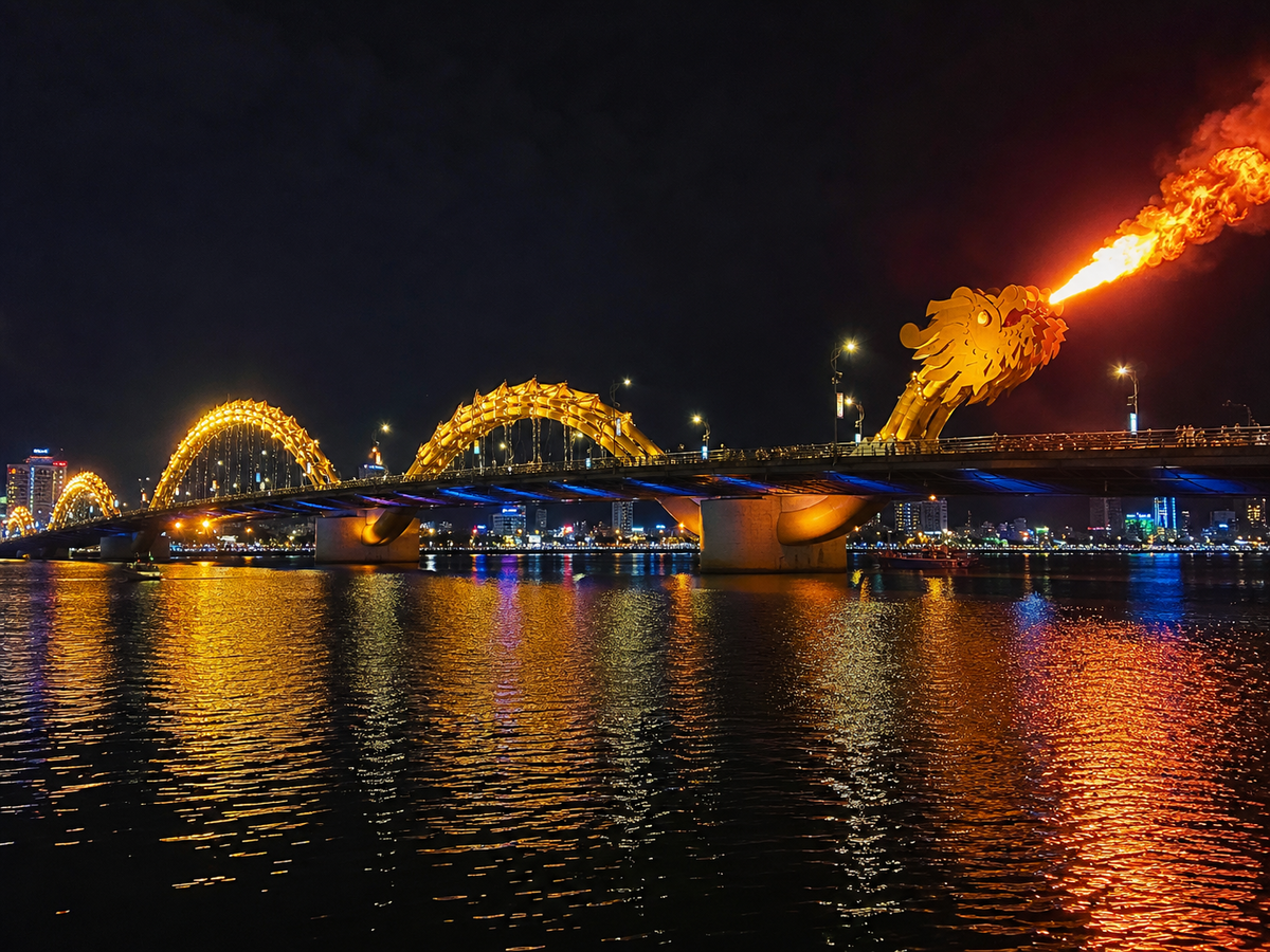 Мост Дракона в Дананге — шоу начинается ровно в 21:00 по пятницам, субботам и воскресеньям