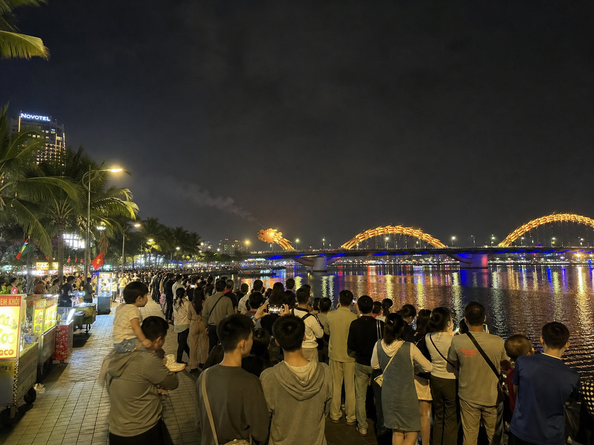 Набережная у Моста Дракона в дни шоу — приходите заранее, места у воды разбирают быстро