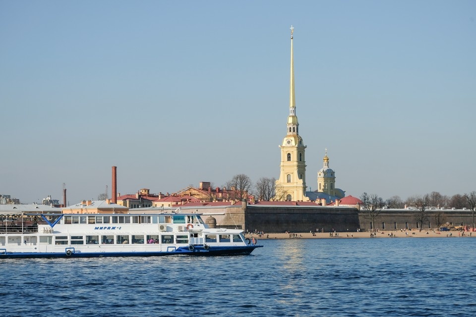   Флаг развернули во время экскурсии по Петропавловской крепости. Артем КИЛЬКИН