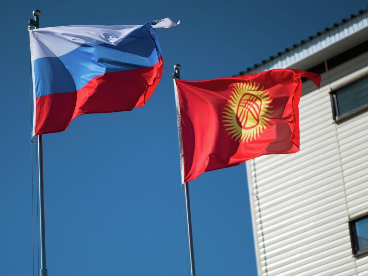   Государственные флаги России и Киргизии | © Sputnik / Табылды Кадырбеков