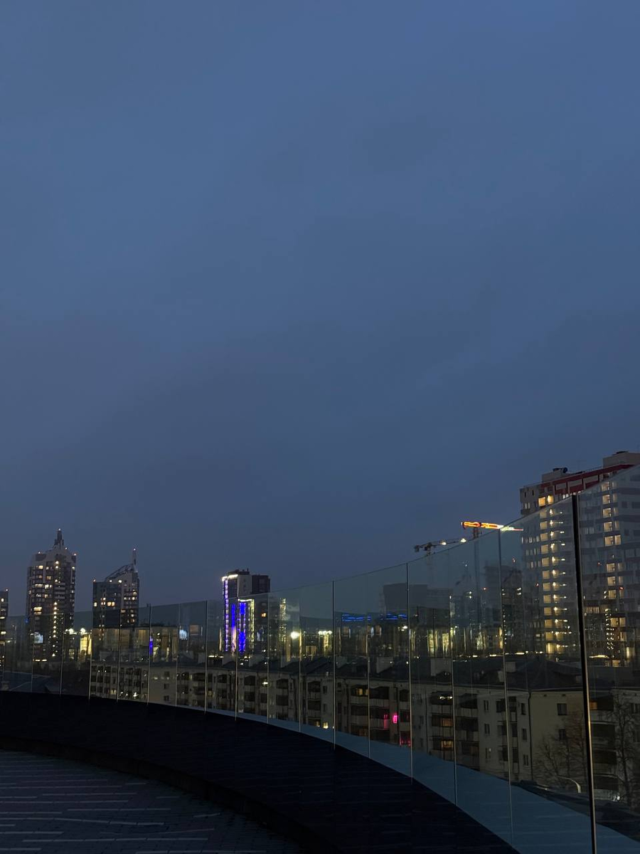 От меня вам, читатели, фотография из Казани. Прям с крыши торгового центра. Если ни разу не были в Казани, то обязательно посетите этот город. Исторический, красивый и сейчас безопасный))