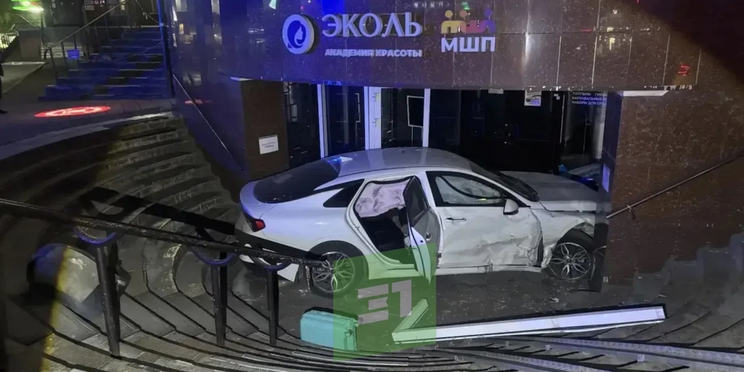 Автомобилистка врезалась в здание БД «Спиридонов»