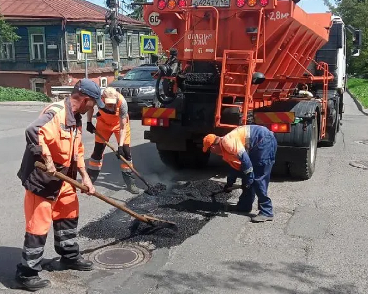     В Курске на Большевиков начался ямочный ремонт