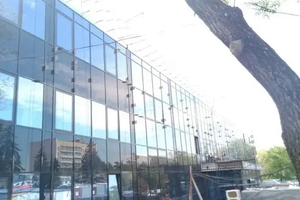    Спорткомплекс «Нептун» в Мариуполе восстанавливают 85 рабочих из Петербурга. Фото: «Возродим Донбасс»