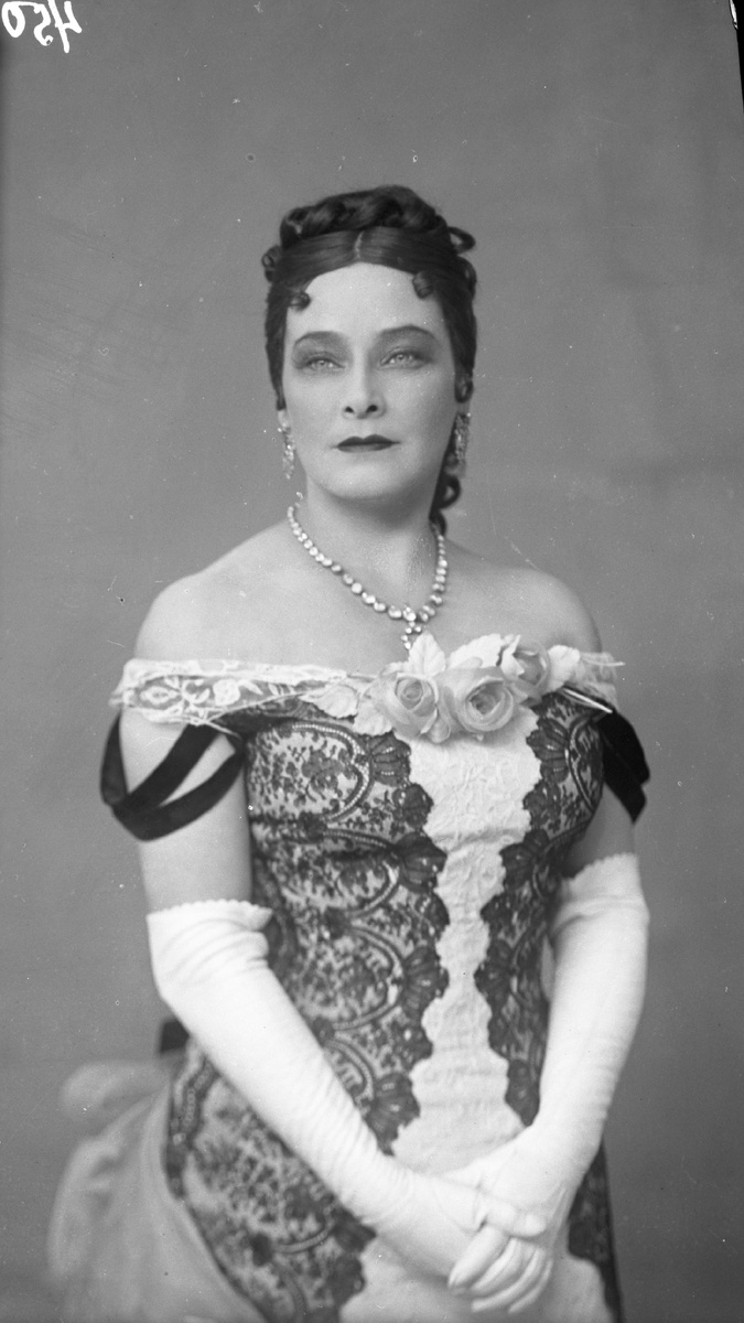 В роли Бэтси Тверской, "Анна Каренина", 1937 г.