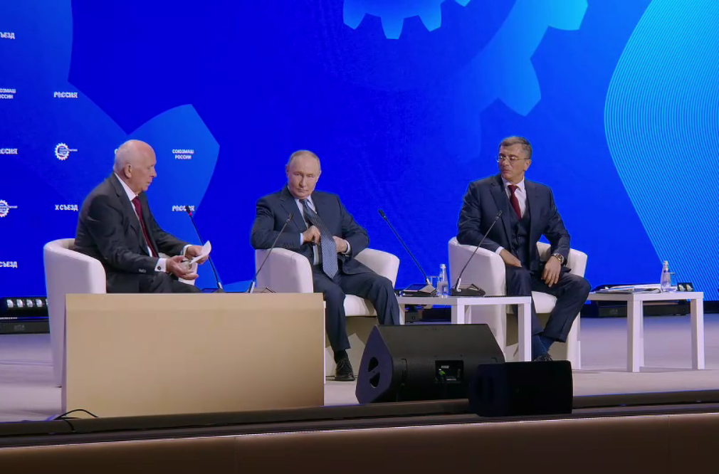 Глава Ростеха Сергей Чемезов (слева) рассказал Владимиру Путину о достижениях, проблемах и планах машиностроителей, которые собрались на свой юбилейный Х съезд. Фото: Дмитрий Полянин