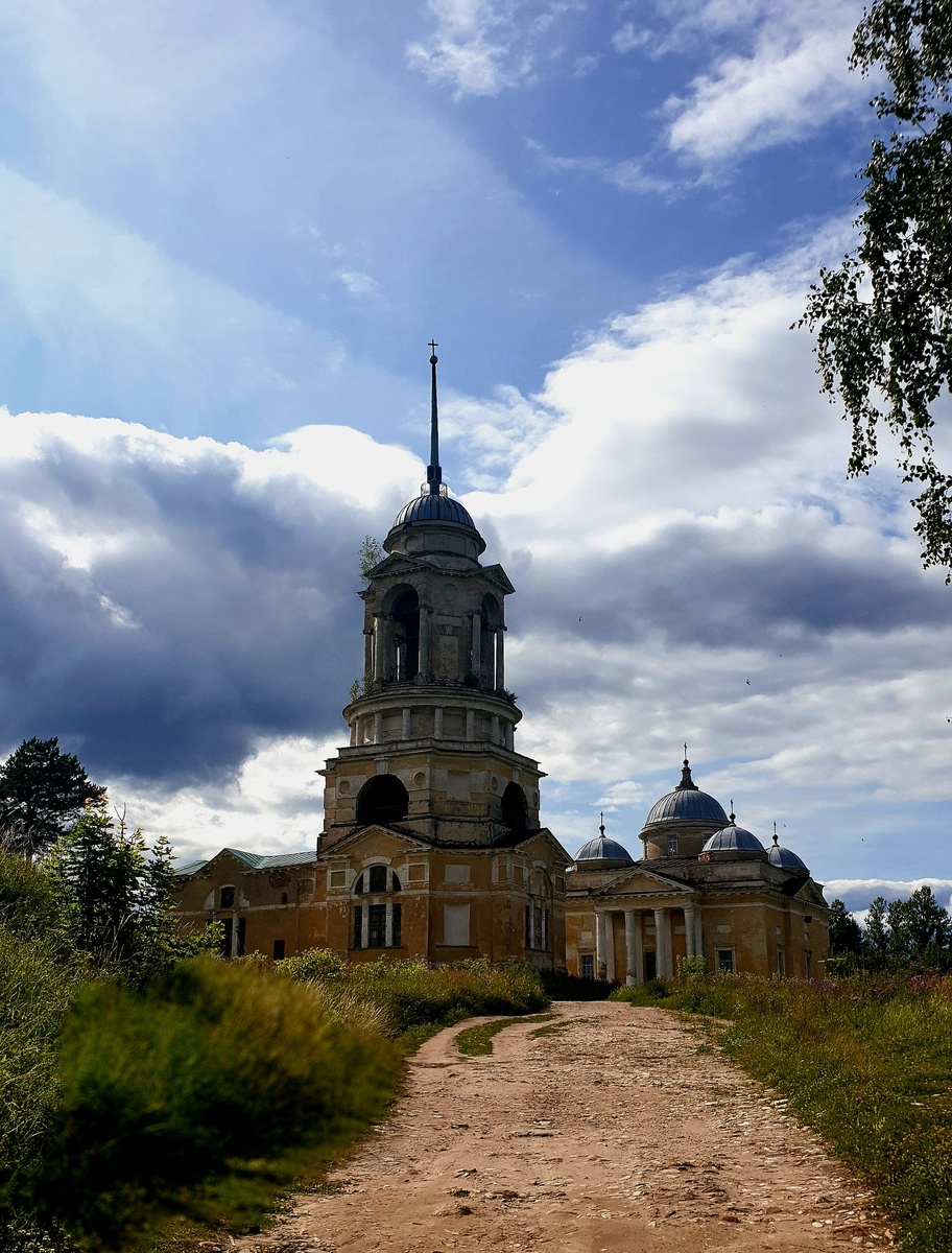 Спасская церковь-колокольня в Старице.