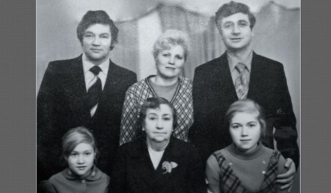 Линда с бабушкой, старшей сестрой, родителями и дядей