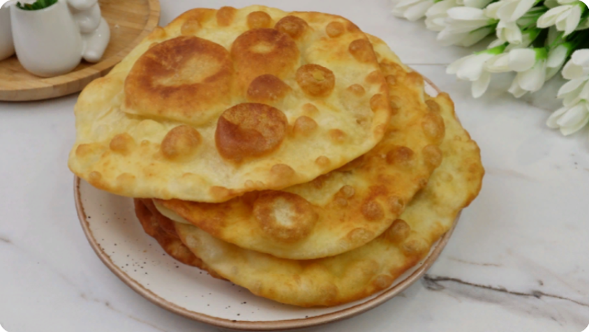 Этот рецепт лепешек настолько вкусен и прост, что их можно готовить хоть каждый день. "Губки" на кефире...