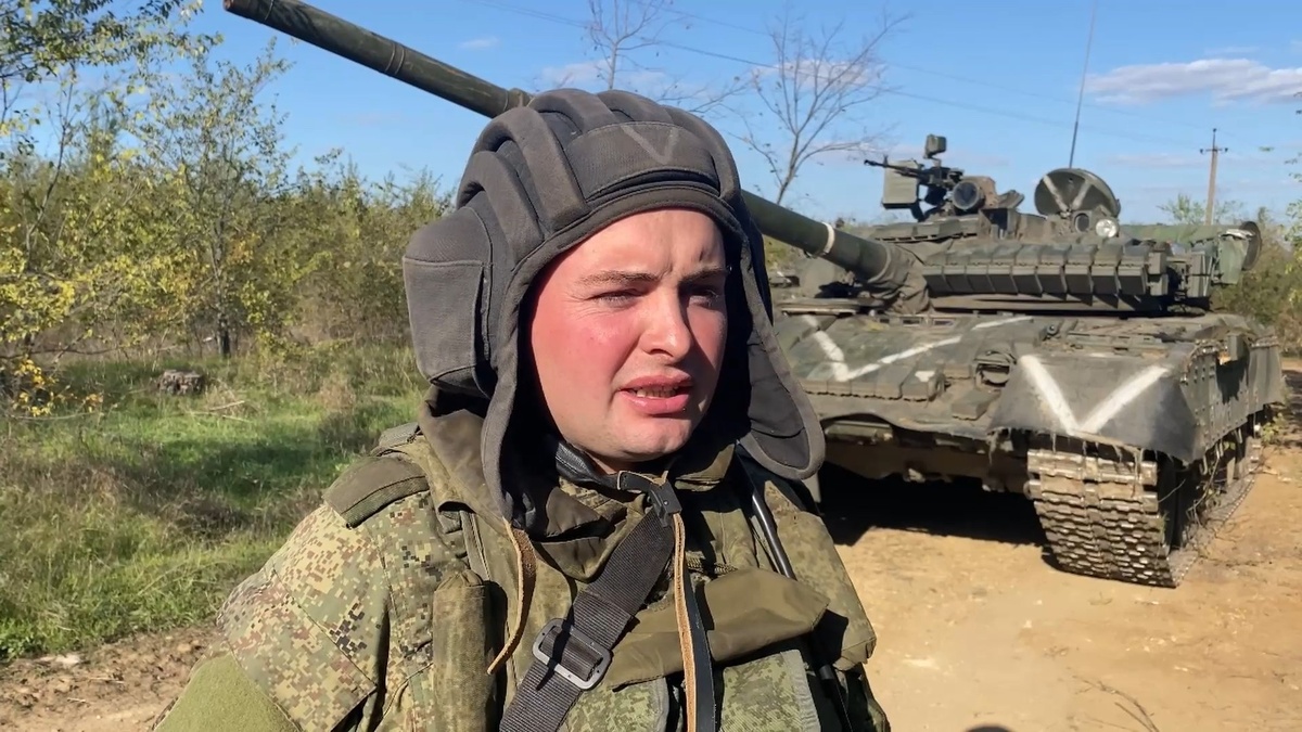 Николай дает интервью в зоне СВО незадолго до вручения награды. Съемка Минобороны РФ