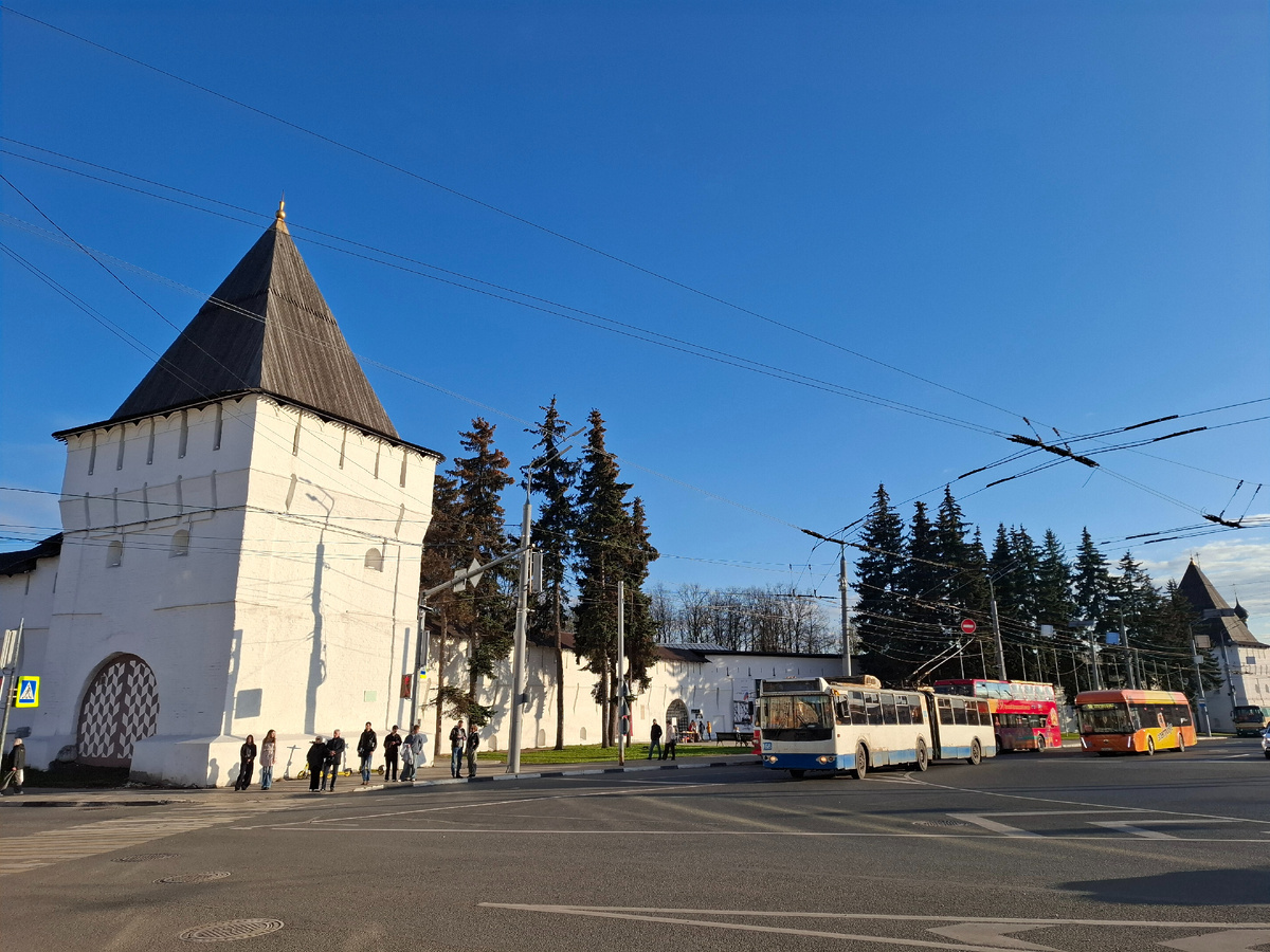 Богоявленская площадь в Ярославле. Вид на стены и башню Спасо-Преображенского монастыря