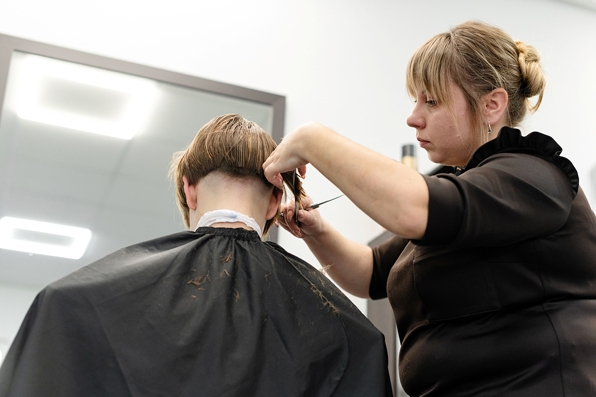 haircut / Shutterstock / FOTODOM📷По поверью, вместе с волосами можно «срезать» память, удачу или собранность