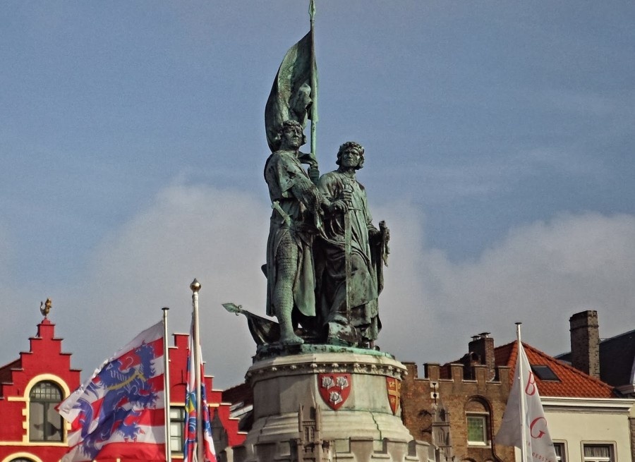 Памятник Брейделю и Конинку в Брюгге.