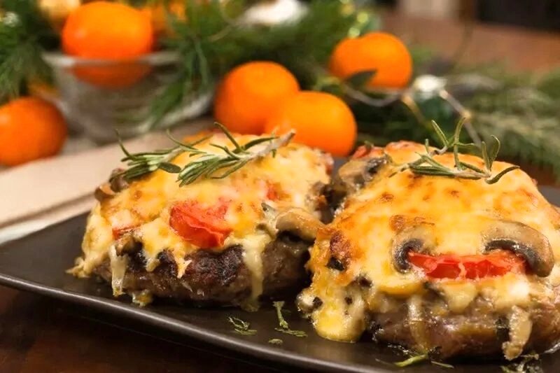 Свинина «Триумф» с томатной шубой и сырной короной 