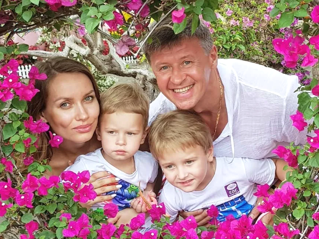    Семейная идиллия: Сергей Исаев с Ириной и сыновьями Елисеем и Савелием.